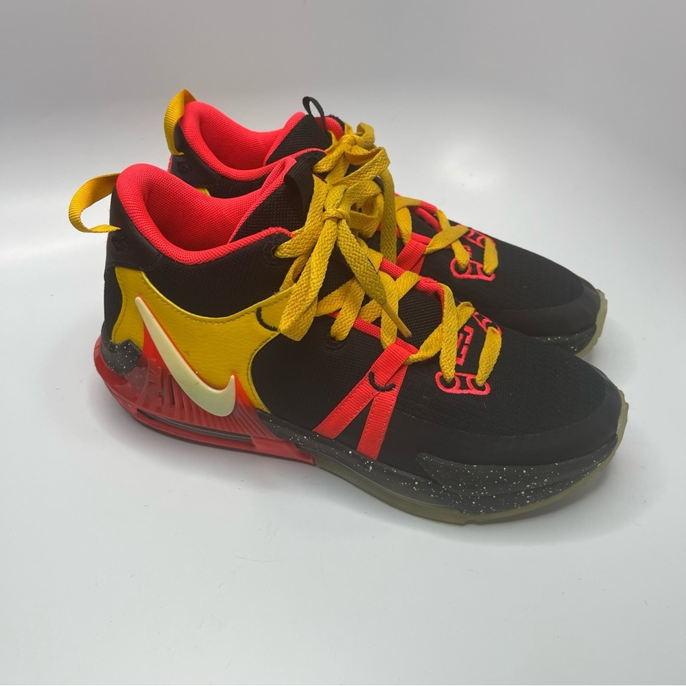 Nike LeBron Witness 7 Big Kids' Basketball Shoes
